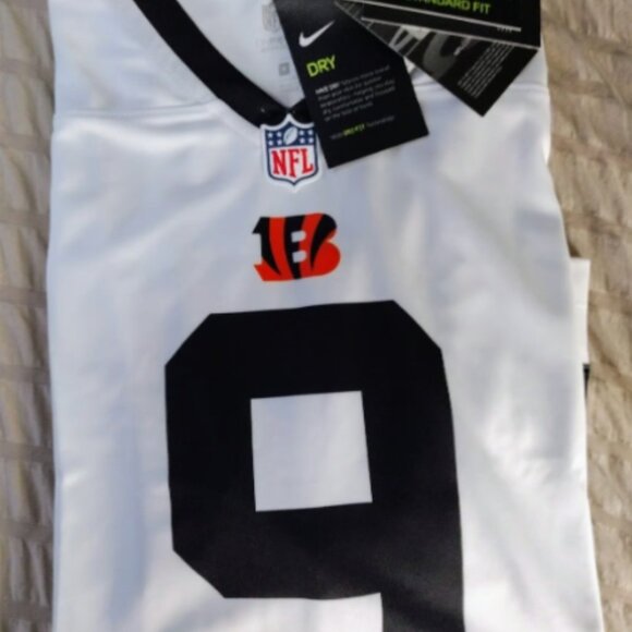 Cincinnati Bengals Joe Burrow Jersey - Picture 2 of 7